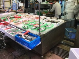 近江市場も土地の人の台所と言うより、観光客の方が多くなったようなきがしました。 以前は S水産で、鰻を、沢山お土産に買って行きましたが、高くてとっても手が出ない！